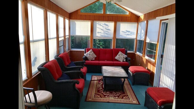 Foto del edificio - Beautifully Renovated Home in the Shaker School District – Prime Latham Location