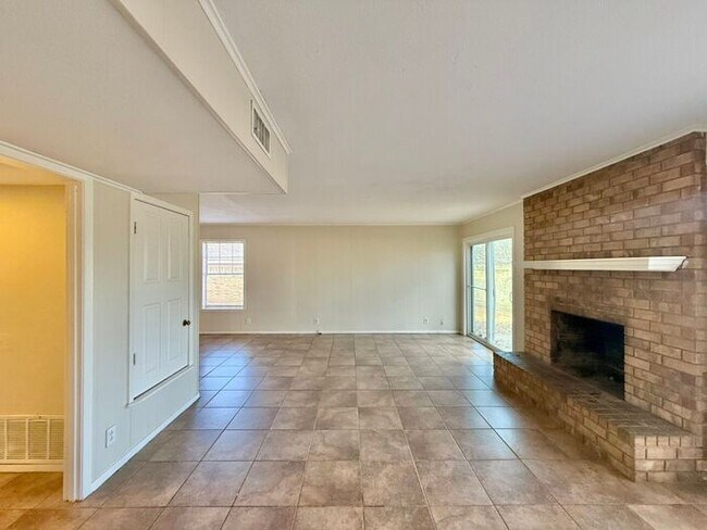 Foto del edificio - Tour Today! Spacious 3 Bed, 2.5 Bath Duplex