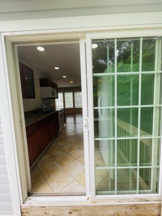 Building Photo - 210 Oak Grove Cir