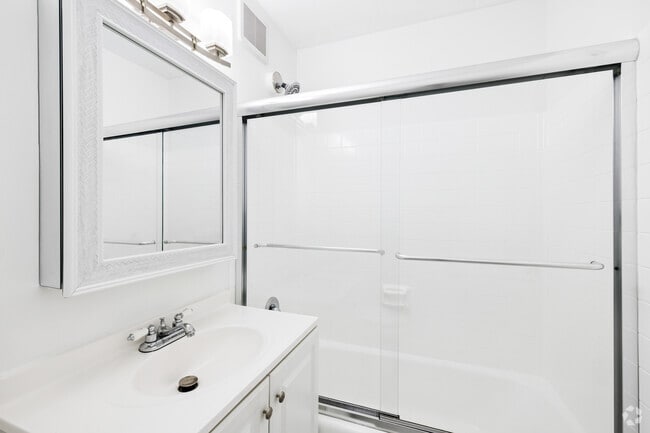 Studio, 1BA - 600SF - Bathroom - Namotur Apartment Homes