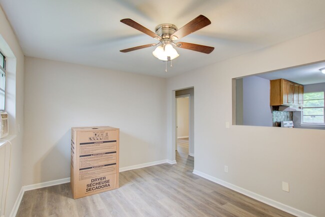 Foto del edificio - 2 Bed, 1 Bath Duplex in East Norfolk