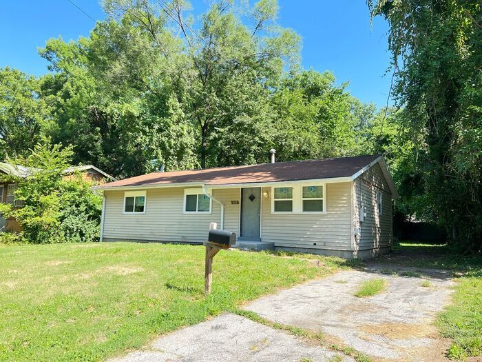 Huge, Beautiful and Open Three Bedroom Rea... House for Rent in