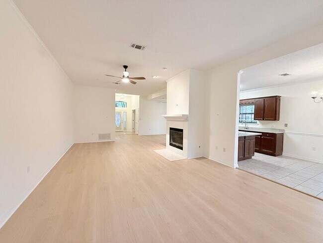 Foto del edificio - 4161 Longwood Cir