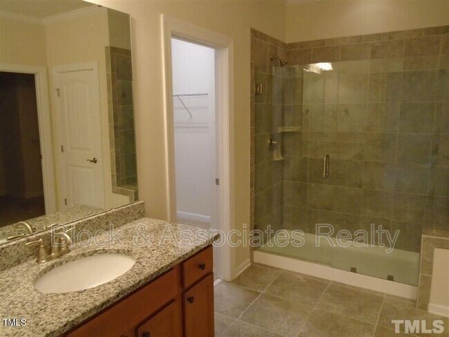Foto del edificio - 234 Daymire Glen Ln