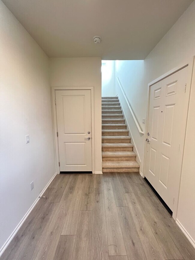 Foto del edificio - Beautiful 2 Bedroom 2 Bath Townhome