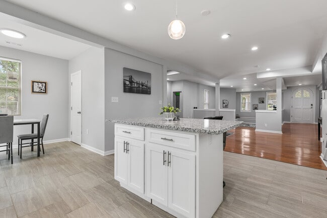 Building Photo - 711 Woodbourne Ave