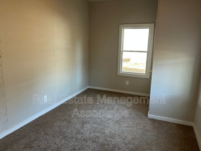 Building Photo - 331 W College St