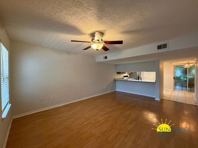 Building Photo - Gorgeous 2 Story Townhome in Fort Walton Beach!