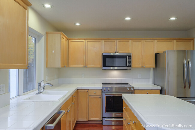 Building Photo - Beautiful 4 Bedrm* 2.5 Bath* Single Family...