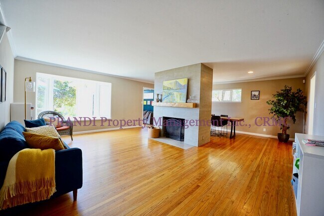Foto del edificio - Rafael Highlands Home with Mt. Tam Views!