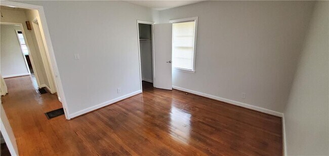 Foto del edificio - 2704 Gresham Rd S E