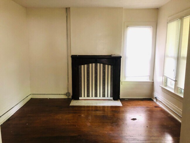 Building Photo - Large House w/ off-street parking & 3 BATHROOMS!