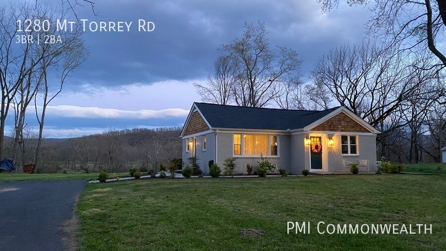 Foto principal - 2 Bed / 1 Bath Single Family (Available Now)