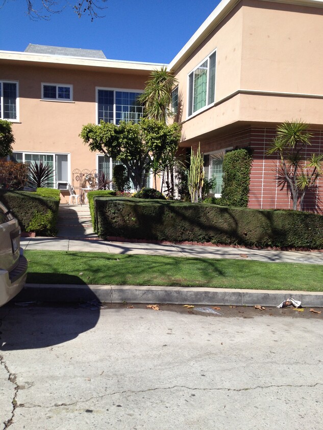 Front Courtyard - 401 S Rodeo Dr