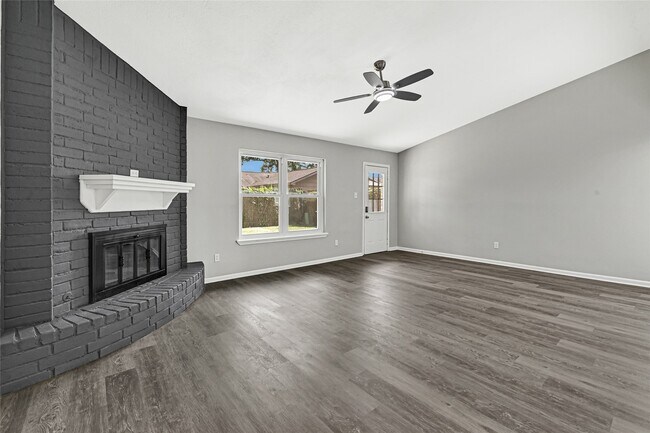 Foto del edificio - 7410 Woodoak Dr