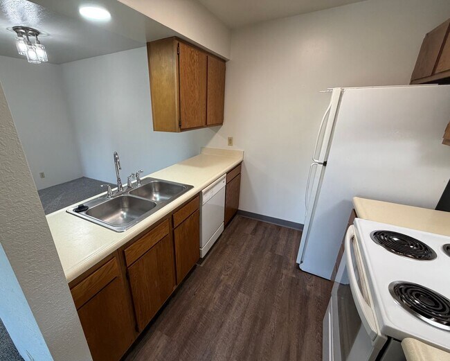 Foto del edificio - Top floor (3rd floor) 1 bedroom 1 bath with Private Balcony