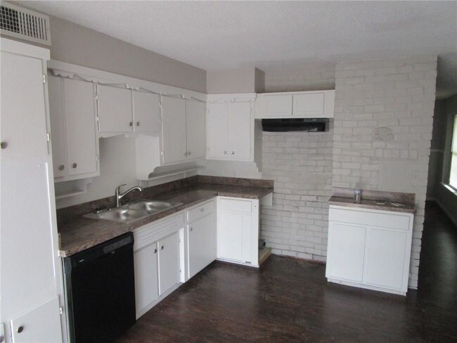 Building Photo - 4800 Dunlap Dr