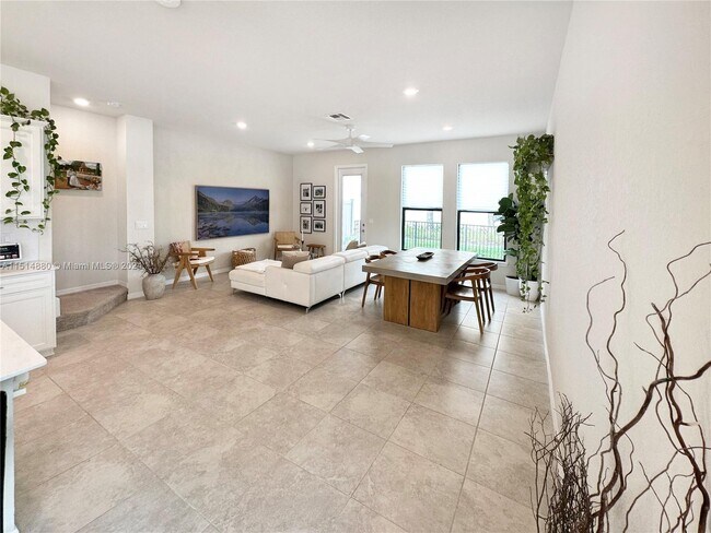 Building Photo - 2121 Appleton Cir S