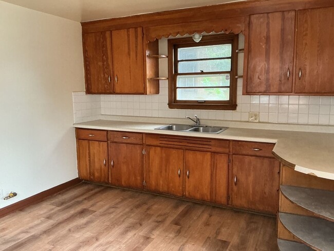 Foto del edificio - 2 bedroom single family home with off stre...
