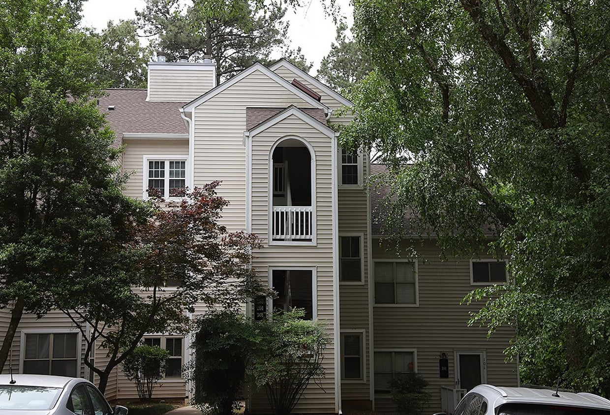 Primary Photo - 2-Bedroom Top Floor Condo in Desirable Sun...