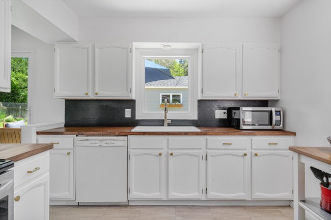 Foto del edificio - 2425 Cavell Ave S