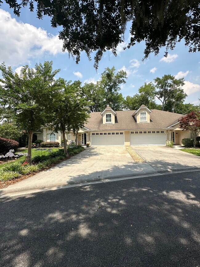 Foto del edificio - 14 Pipers Pond Ln