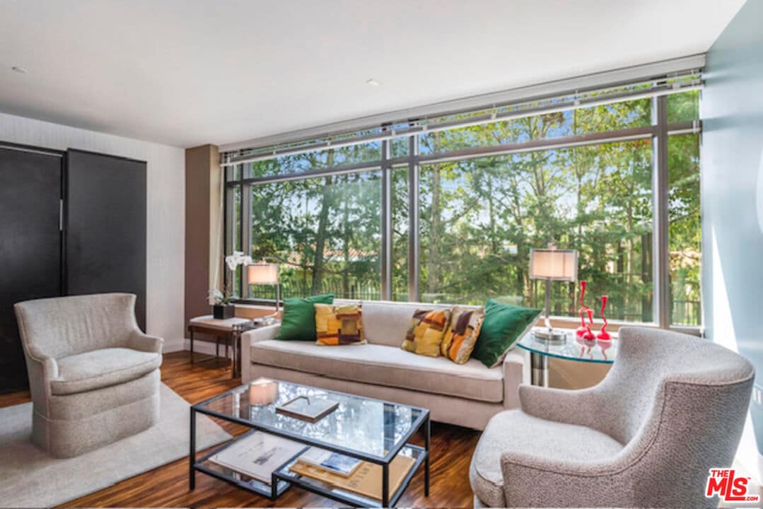 Primary Photo - 1 W Century Dr