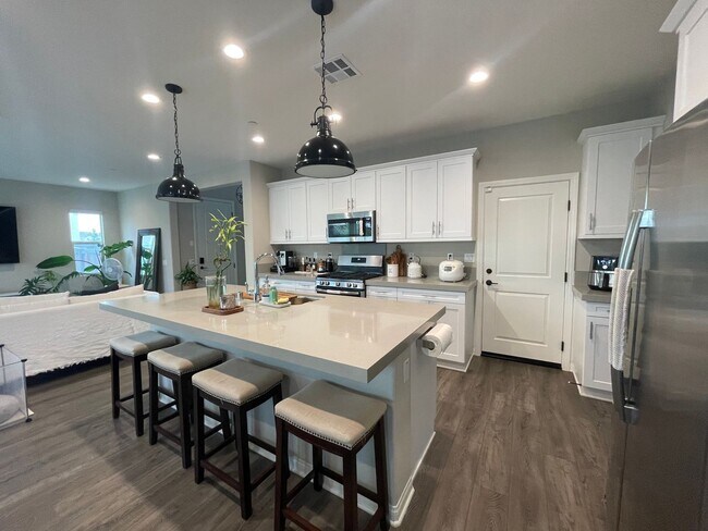 Foto del edificio - Beautiful 2 Story 4 Bed 3 Bath House in Ch...