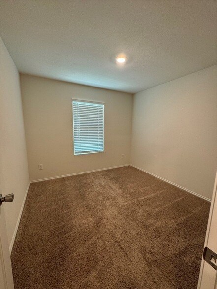 Building Photo - 652 Autumnwood Way