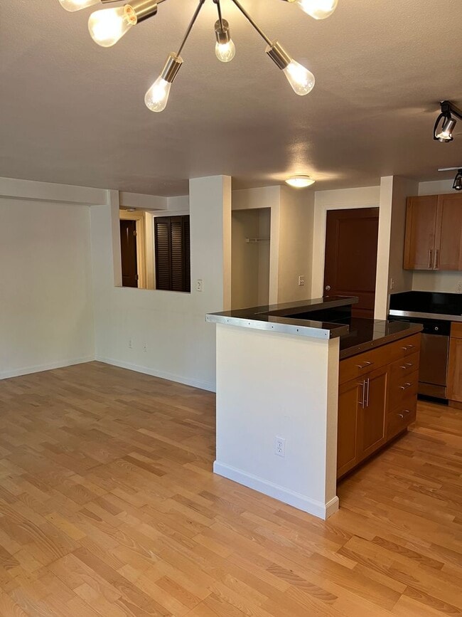 Foto del edificio - Great location, secure parking, controlled...