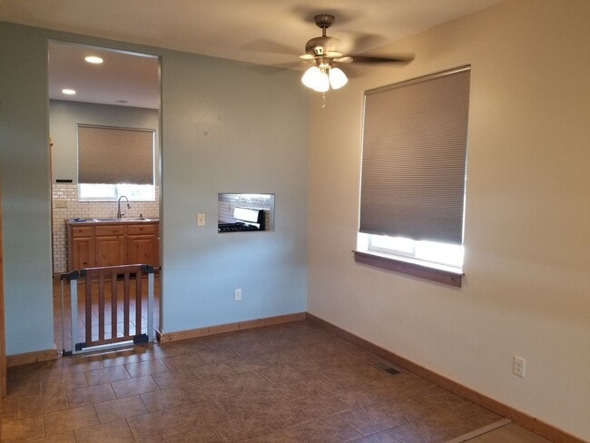 Building Photo - Adorable 2 Bedroom House- Great Location!