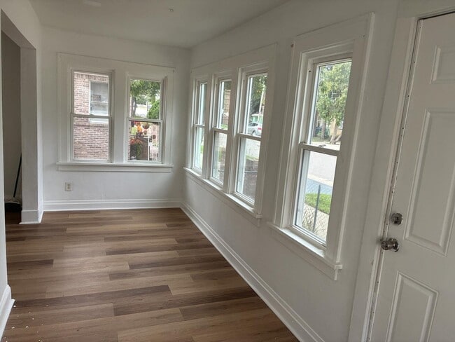 Building Photo - 702 Helmholz Ave