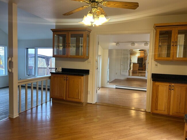 Foto del edificio - Century 21 Gold Rush - 3 bed, 2.5 bath (Fa...