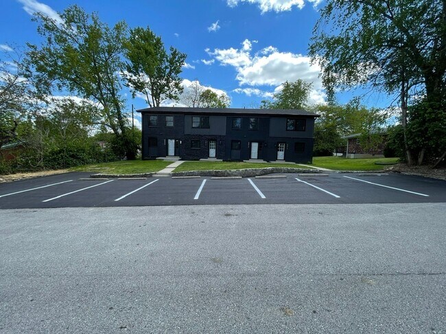 Foto del edificio - 1213-1219 Mary Ross Avenue 4-Plex