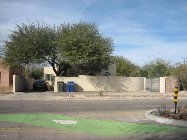 Building Photo - 1827 E 9th St