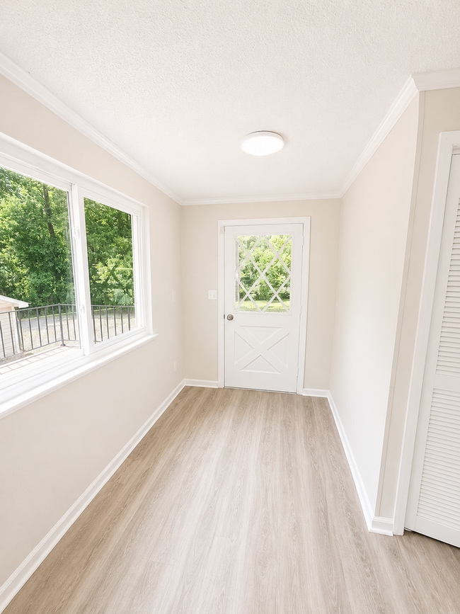 Building Photo - Two bedroom, 2 bath house in Burlington