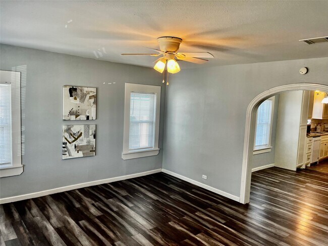 Building Photo - 106 N Eastwood St