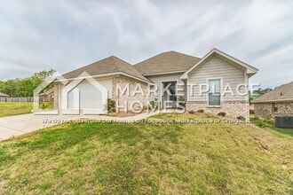 Building Photo - 701 Silver Bnd