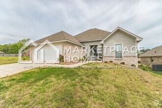 Building Photo - 701 Silver Bnd