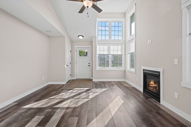 Foto del edificio - Beautiful 3 Bed 1.5 Bath Somerset Townhouse