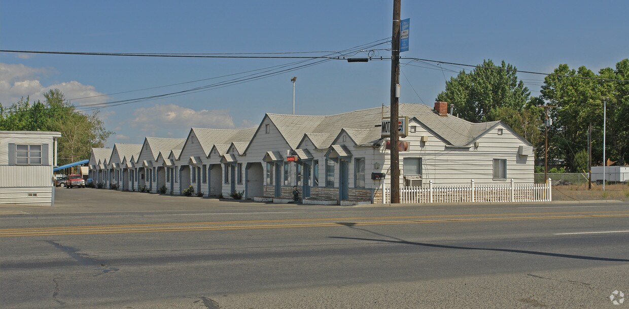 Primary Photo - 3107 Main St