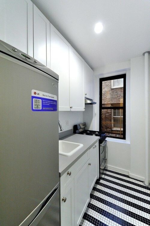 Building Photo - 305 W 12th St