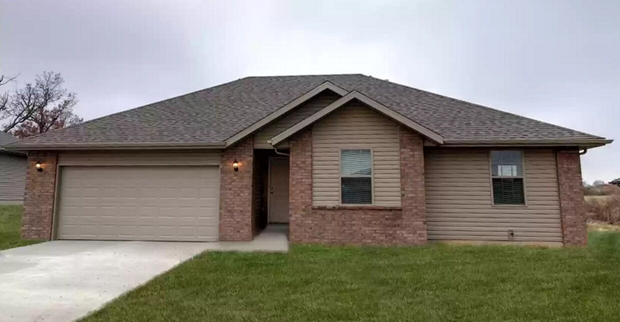Primary Photo - Newer 3 Bedroom Home in Beautiful Republic...