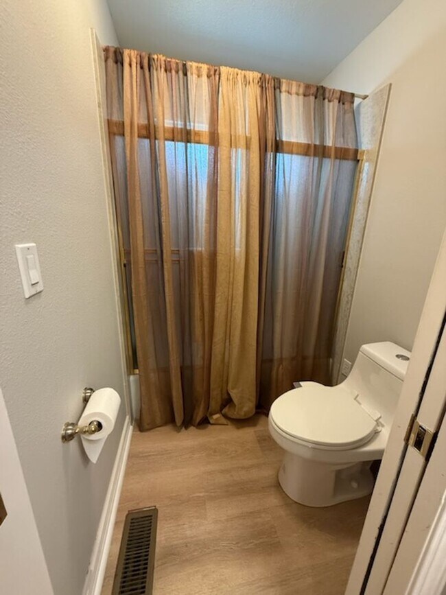 Foto del edificio - Spacious NW 2 story home locate in The Lakes available soon!