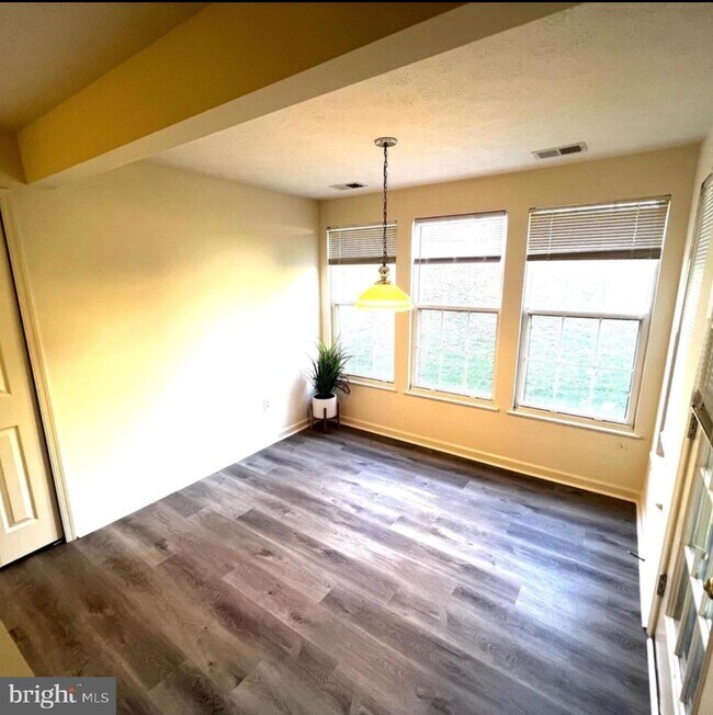 Foto del edificio - 8009 Township Dr