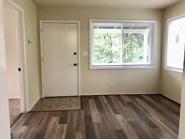 Building Photo - Charming 2 bedroom, 1 bath home near Sutte...