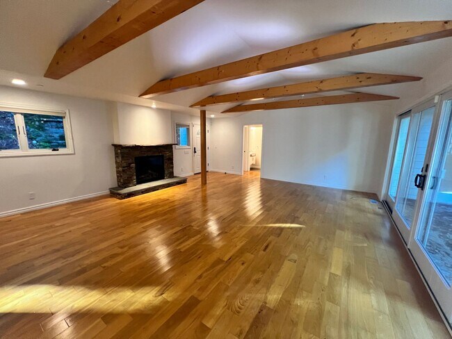 Building Photo - STUNNING FOUR BEDROOM HOME IN BLITHEDALE C...