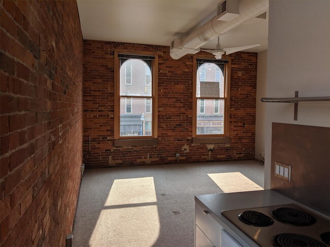 Building Photo - 146 S Market St