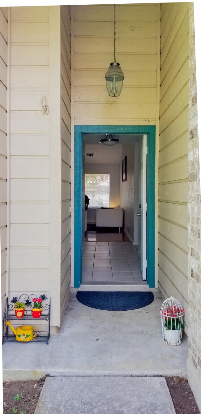 Entry way - 1901 Krizan Ave