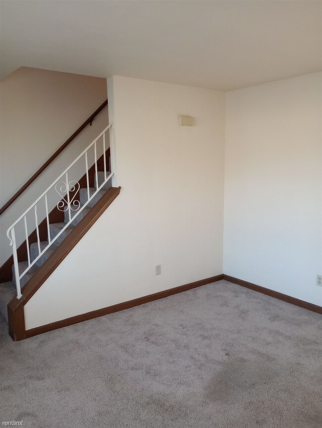 Building Photo - 2 br, 1 bath Townhome - 268 Mohawk School ...